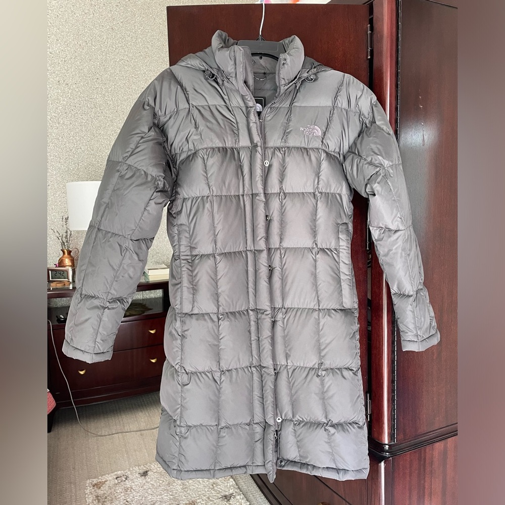 The North Face 600 Metropolis puffer. NWOT Sz medium. Hits above knee Dark gray